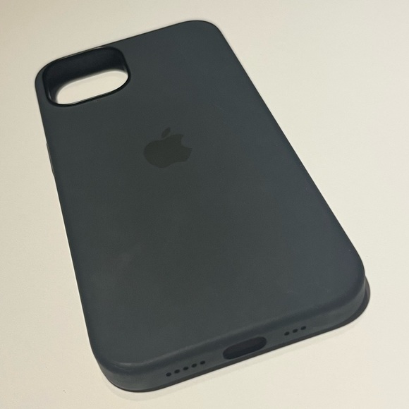 Apple iPhone 13 Silicone Case w/ MagSafe in Midnight - Picture 4 of 8